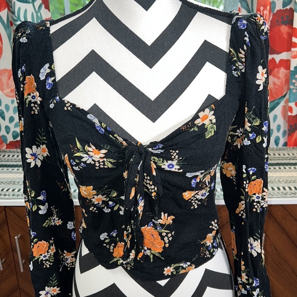 Urban Outfitters Black Floral Rosalind Puff Sleeve Crop Top - Picture 6 of 14